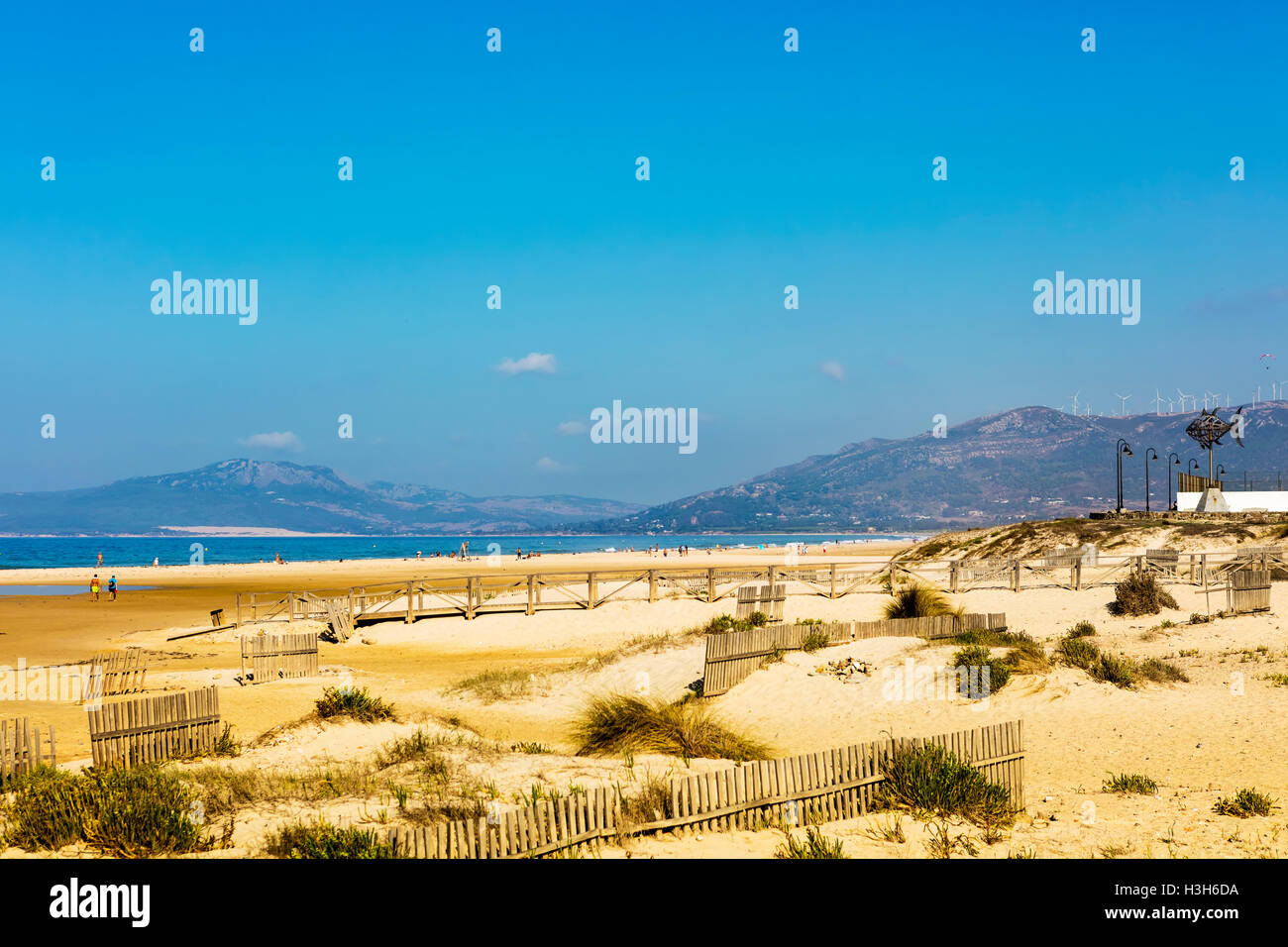 Plages de sable blanc de la côte Atlantique à la côte espagnole de Playa De Los Lances à Tarifa, Espagne. Banque D'Images