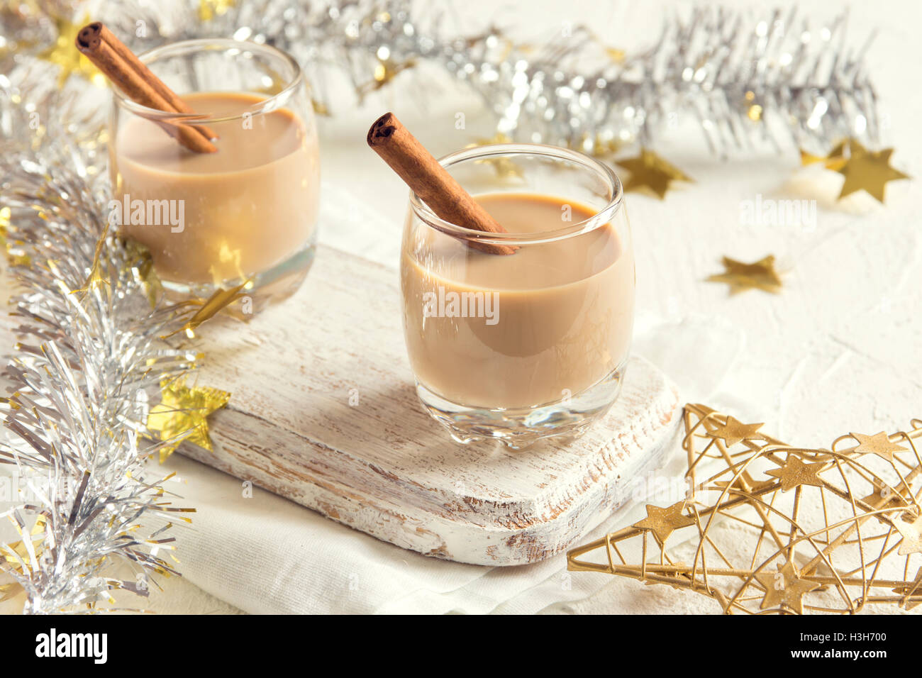 Noël : lait de poule à la cannelle dans des verres avec des ornements d'or - boisson festive traditionnelle faite maison pour le temps de Noël Banque D'Images