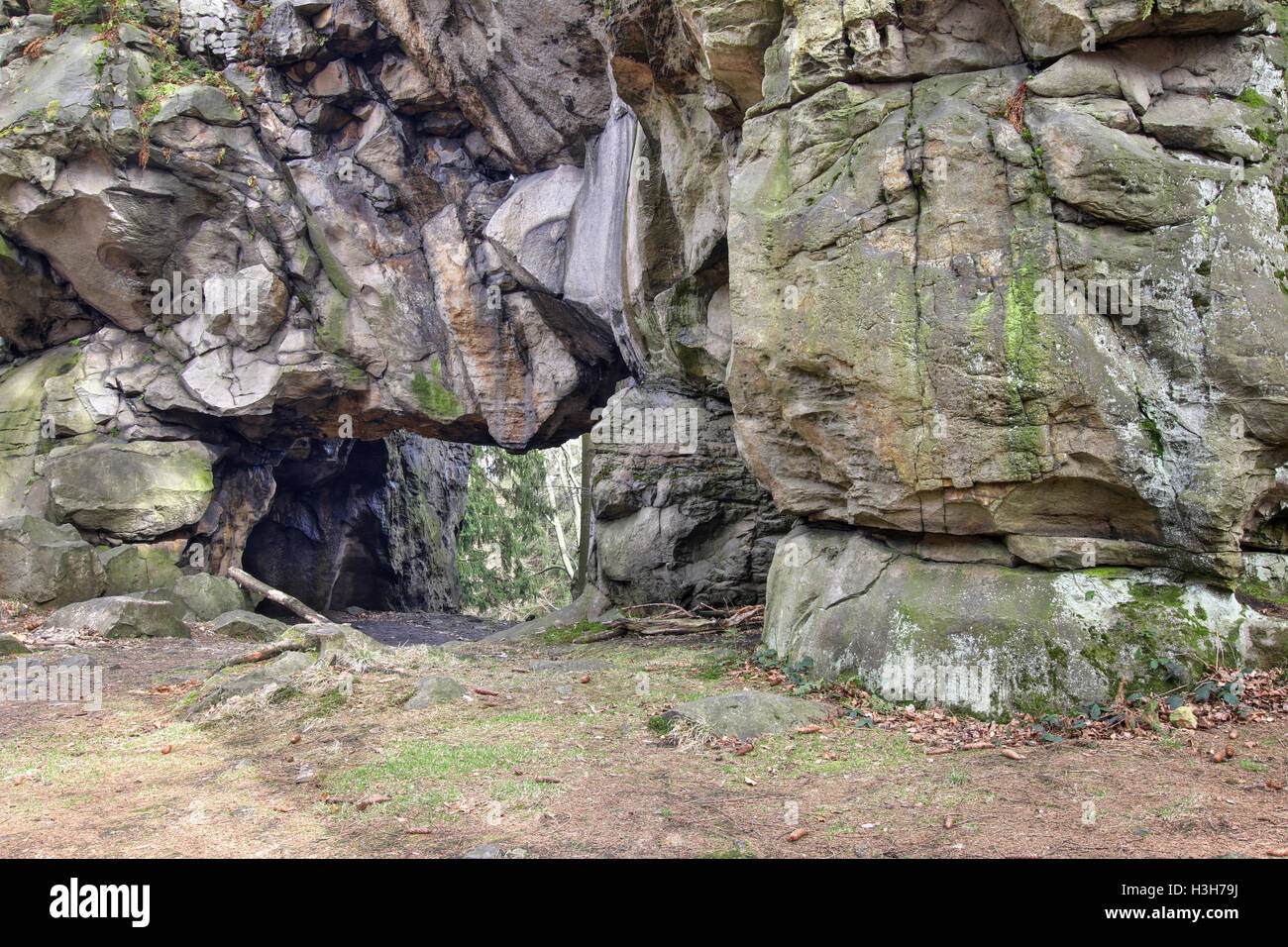 Grande pierre à la porte les ruines du château d'Milstejn, République Tchèque Banque D'Images