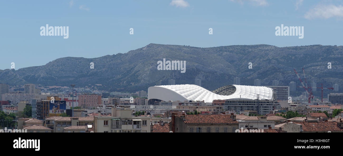 Stade Olympique de Marseille Stade Vélodrome à Marseille, panorama de  montagnes en arrière-plan Photo Stock - Alamy