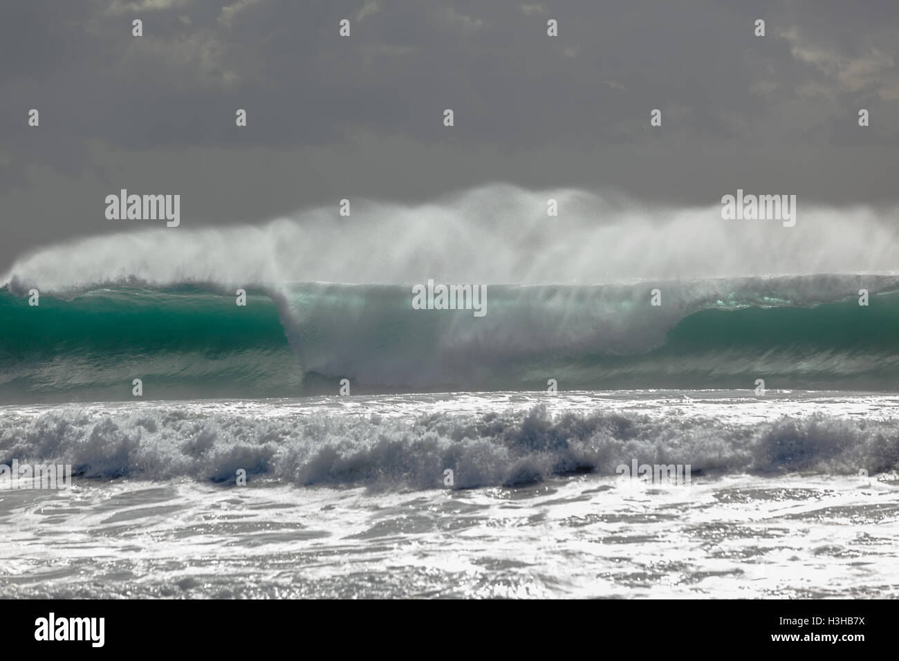 Les vagues de l'océan s'écraser l'explosion de la puissance de l'eau des intempéries les tempêtes, Banque D'Images