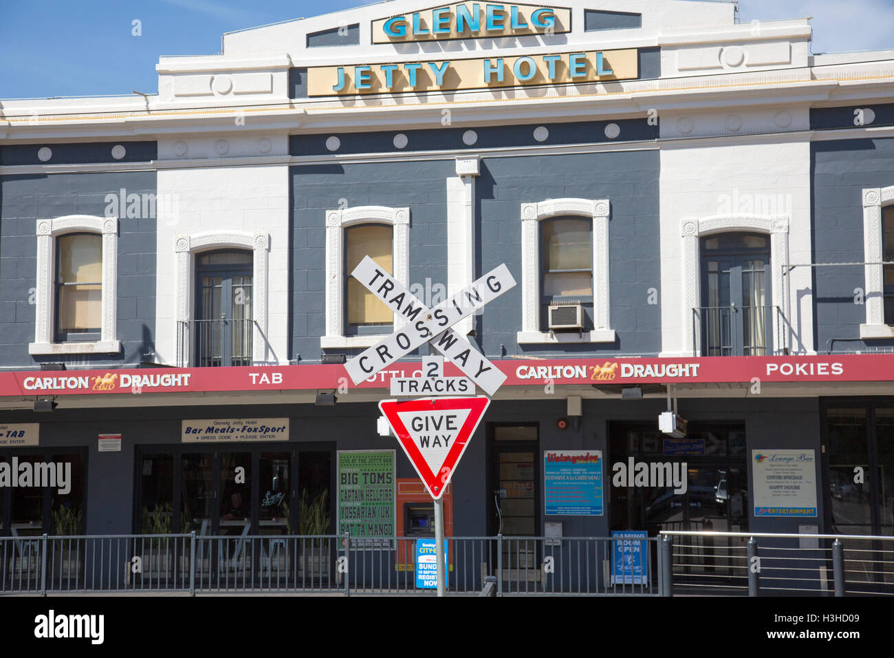 Embarcadère de Glenelg hotel et tramway dans ce panneau indicateur de passage à niveau de la ville de Glenelg près d'Adélaïde, Australie du Sud Banque D'Images