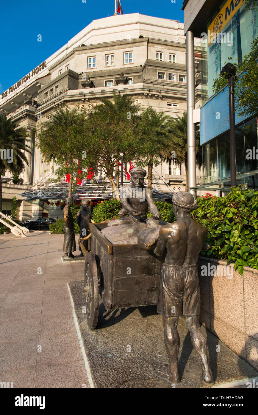 Singapour, Boat Quay, la rivière stockistes sculpture en bronze de aw Tee Hong, montrant les hommes panier de chargement Banque D'Images