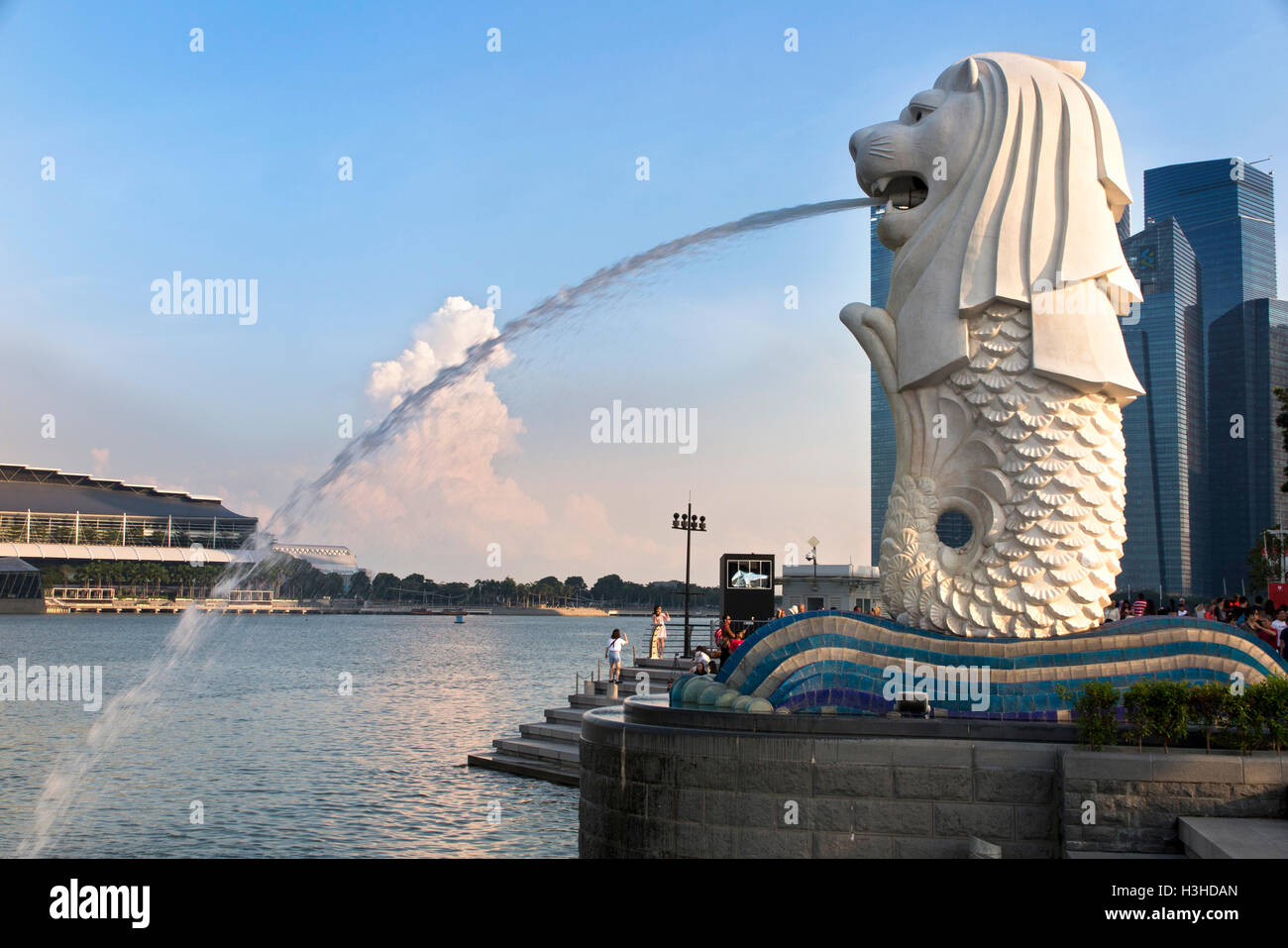 Marina Bay, Singapour Merlion, au crépuscule Banque D'Images
