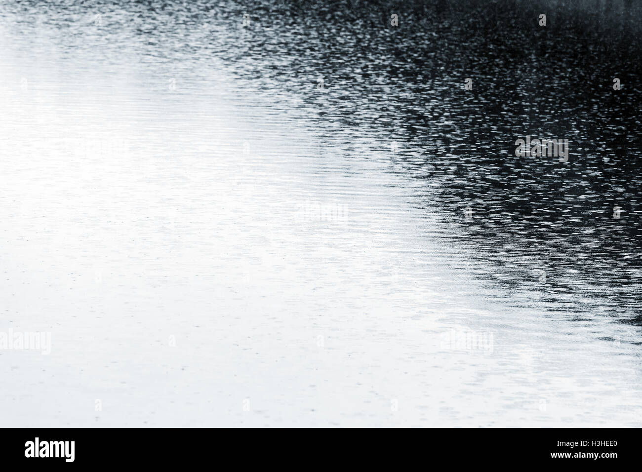 Rue de la ville au cours de la route d'asphalte humide pluie. avec les flaques d'eau et de la pluie. Banque D'Images