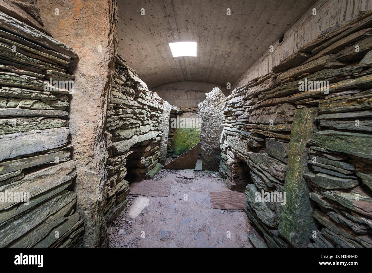 Intérieur de la tombe de l'Eagles, un cairn néolithique chambré sur South Ronaldsay, Orkney, Scotland, UK Banque D'Images