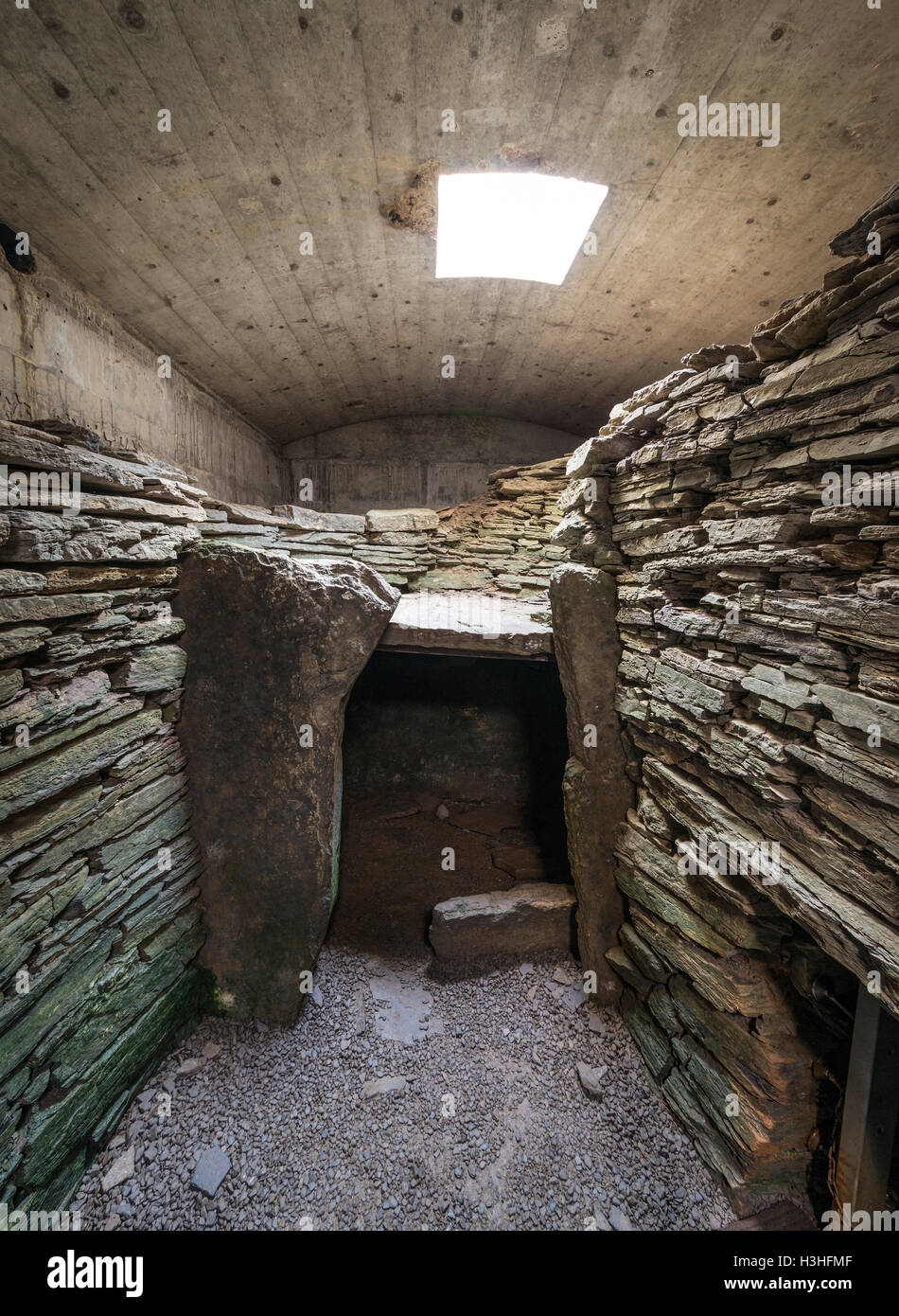 Intérieur de la tombe de l'Eagles, un cairn néolithique chambré sur South Ronaldsay, Orkney, Scotland, UK Banque D'Images