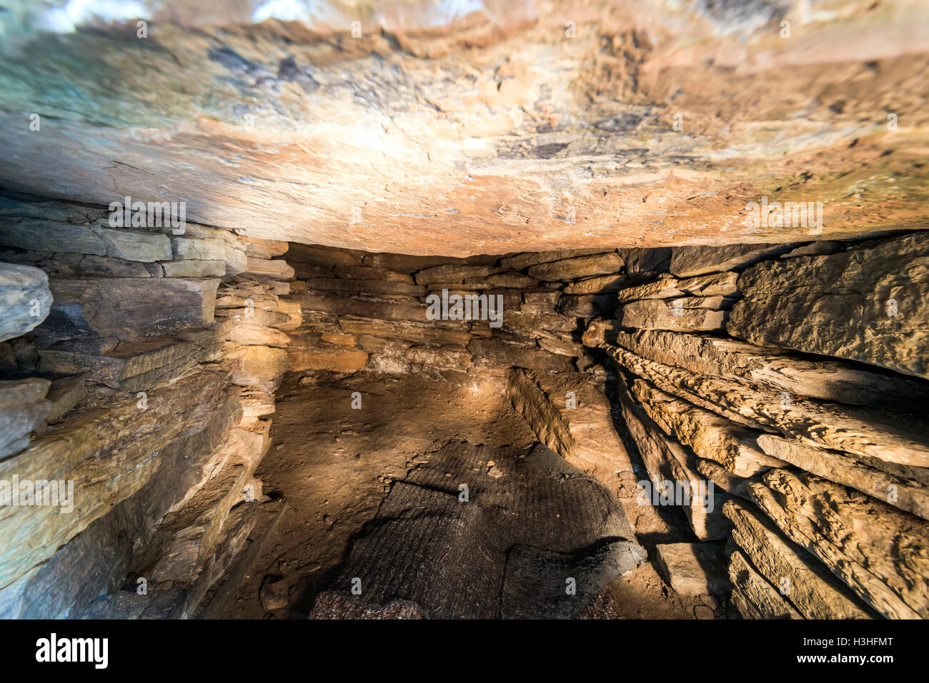 Intérieur de la tombe de l'Eagles, un cairn néolithique chambré sur South Ronaldsay, Orkney, Scotland, UK Banque D'Images