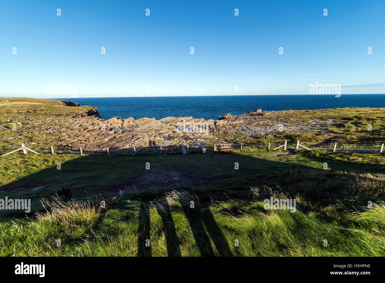 Vue depuis le haut de la tombe de l'Eagles, un cairn néolithique chambré sur South Ronaldsay, Orkney, Scotland, UK Banque D'Images