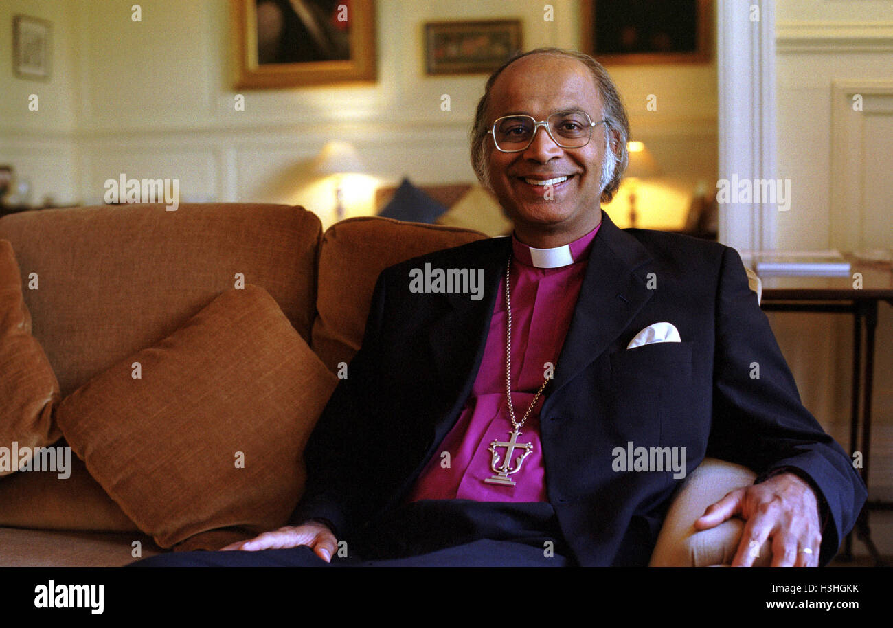 L'évêque de Rochester, l'évêque Michael Nazir Ali, photographié dans la salle de séjour de Bishop's House, sa résidence à Rochester, Kent, Angleterre. Il a démissionné en septembre 2009 pour devenir directeur de l'Oxford Centre de formation, de recherche, de plaidoyer et de dialogue. Banque D'Images