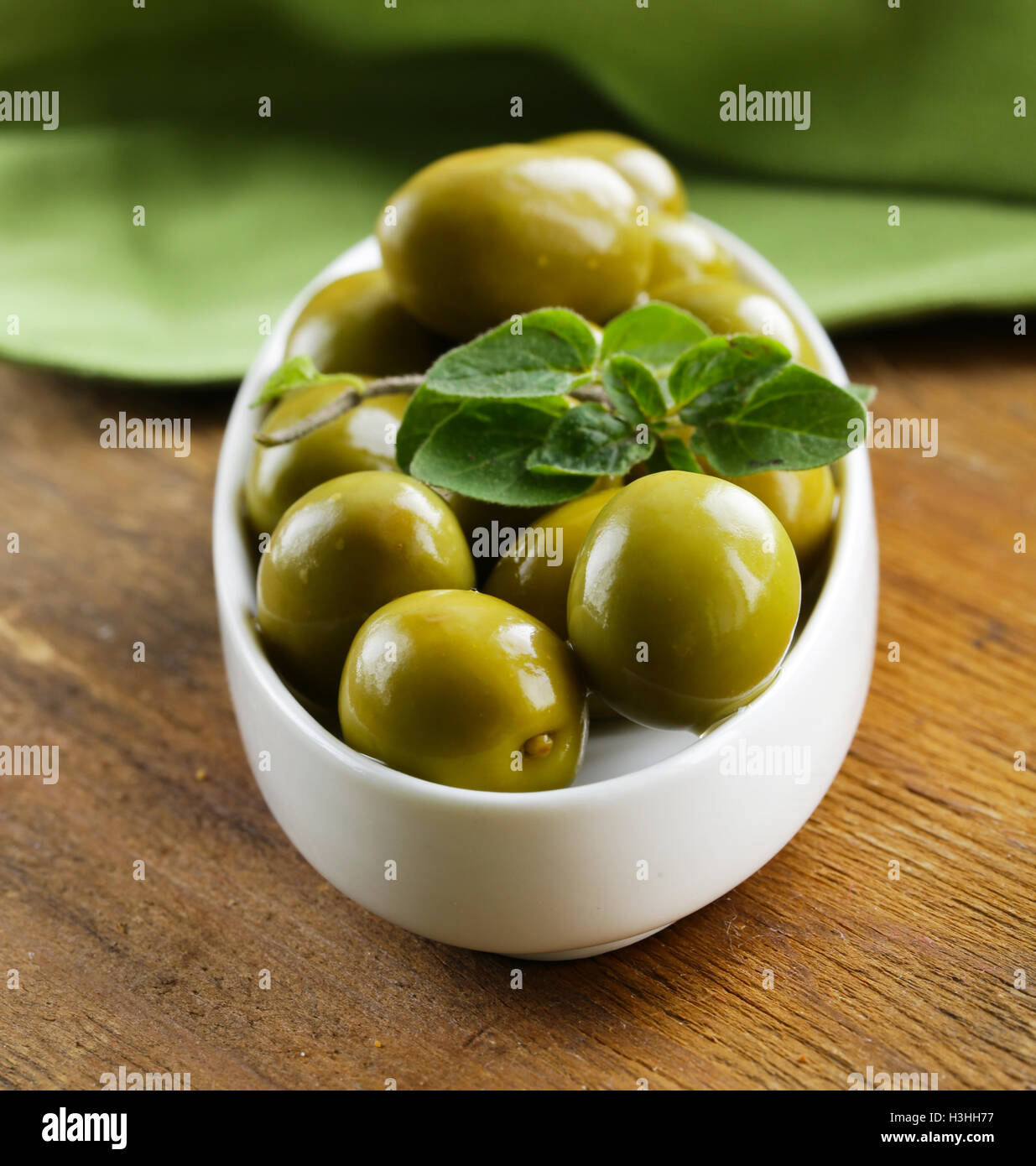 Olives vertes naturelles avec des herbes et épices Banque D'Images