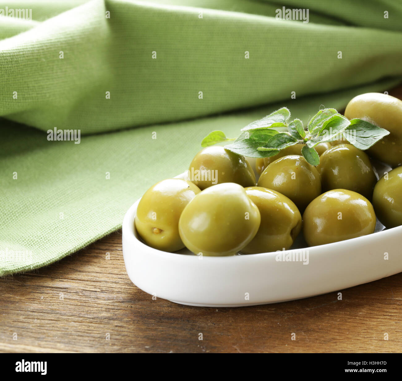 Olives vertes naturelles avec des herbes et épices Banque D'Images
