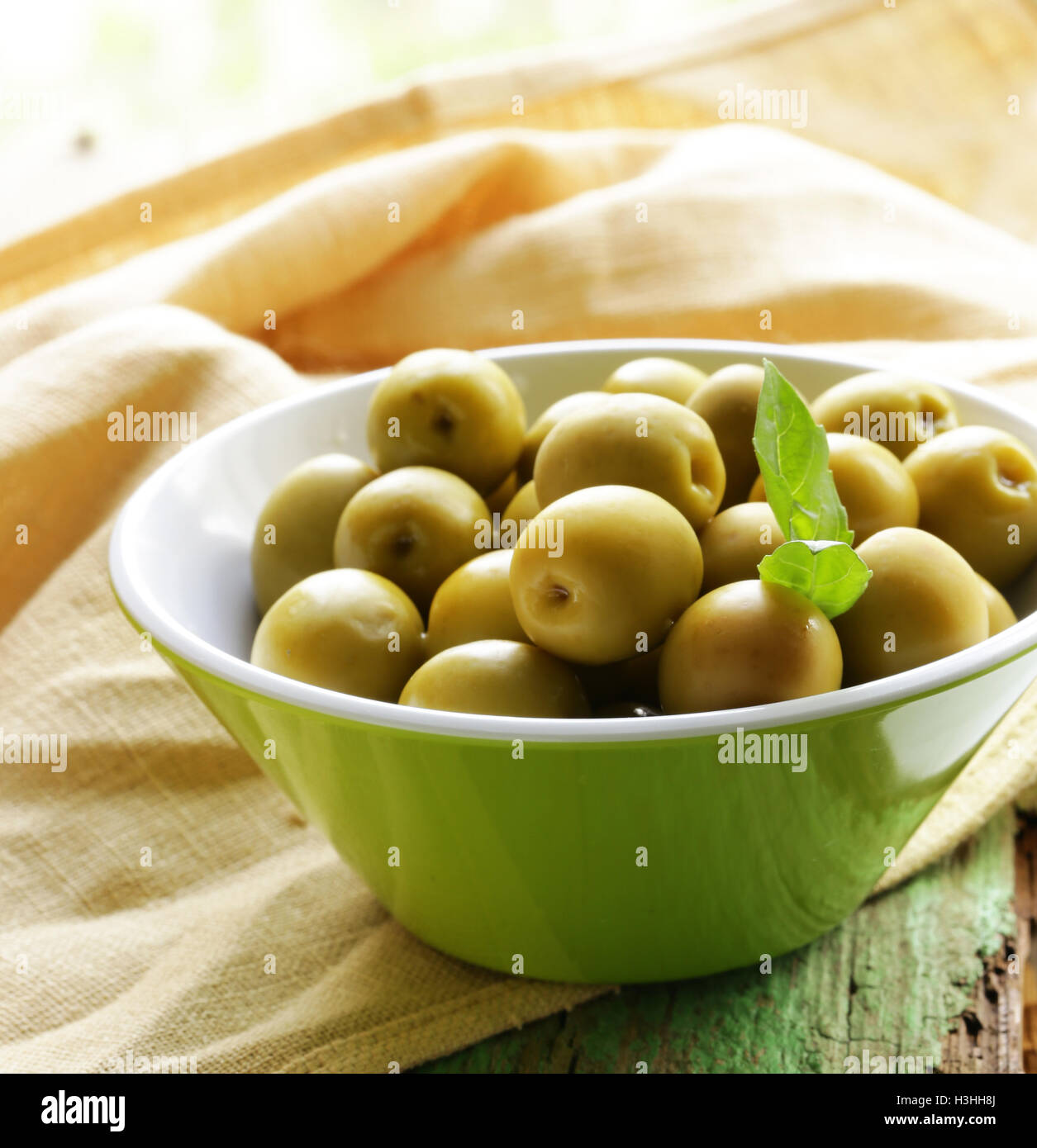 Olives vertes naturelles avec des herbes et épices Banque D'Images