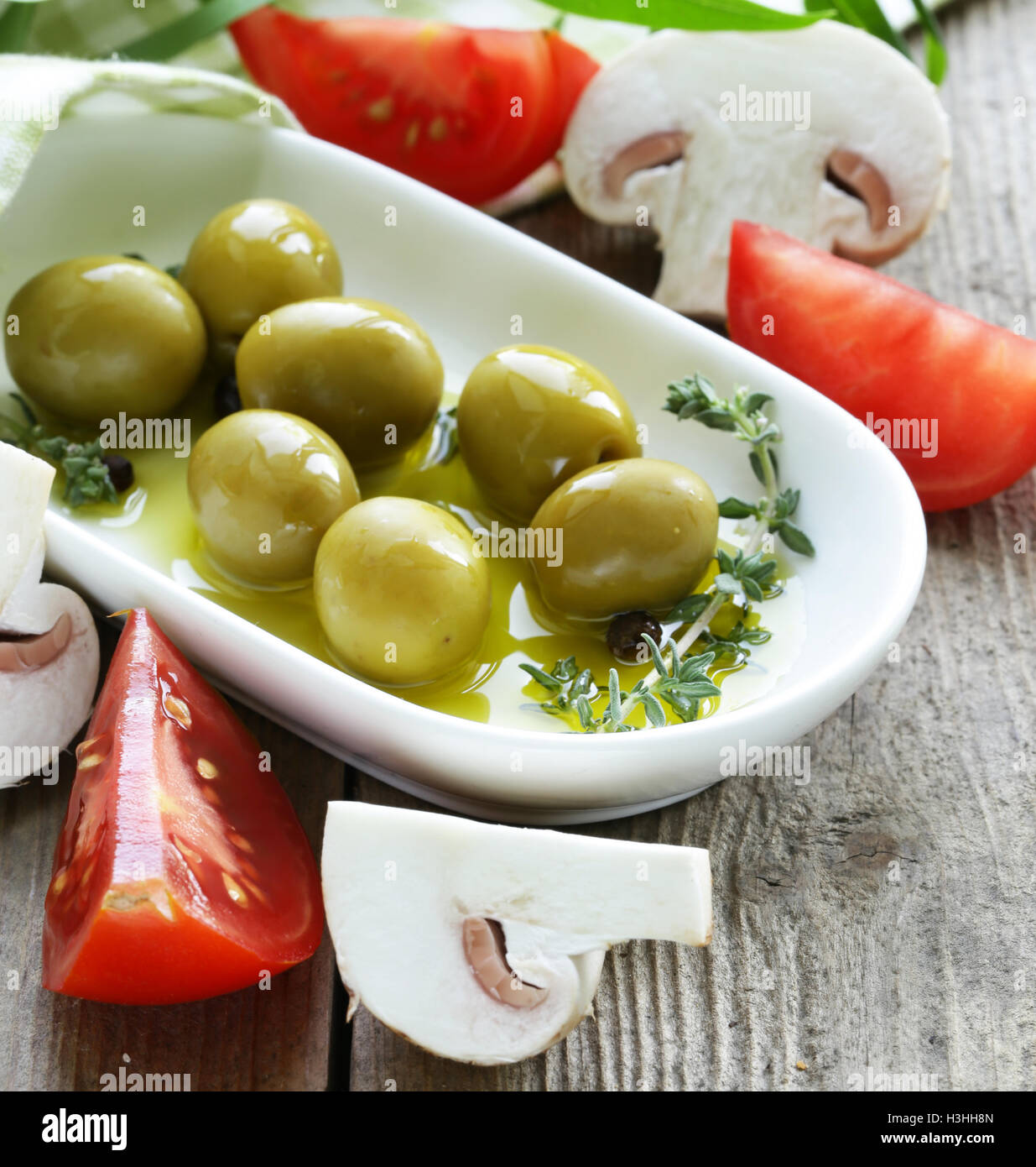 Olives vertes naturelles avec des herbes et épices Banque D'Images
