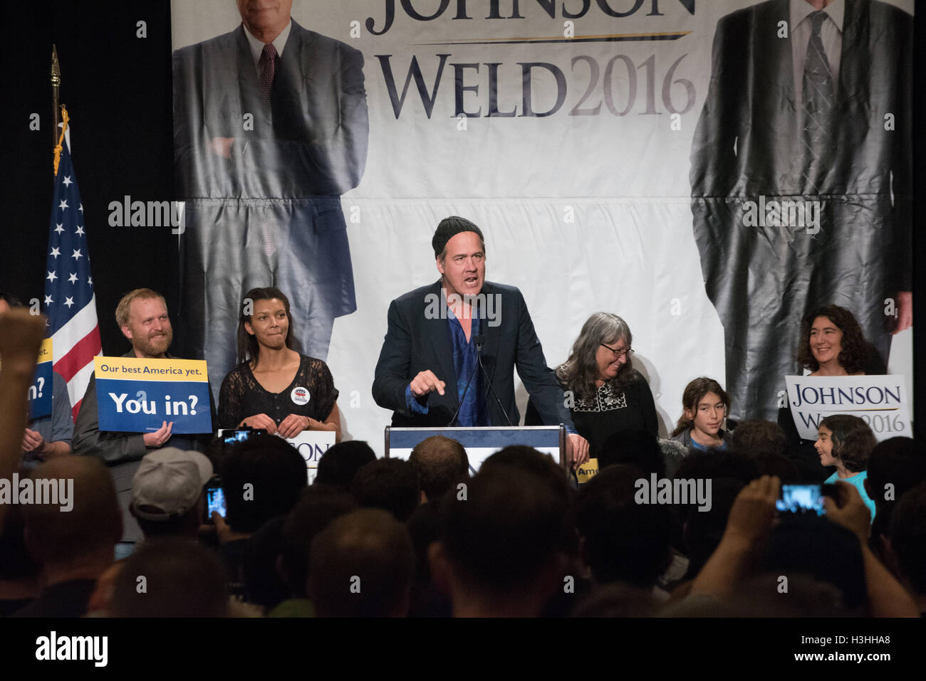 L'ancien bassiste de Nirvana, Krist, Daniel Johnston enregistre ses premières chansons chez lui parle au Johnson/soudure rally présidentiel le 17 septembre 2016 à Seattle, WA Banque D'Images