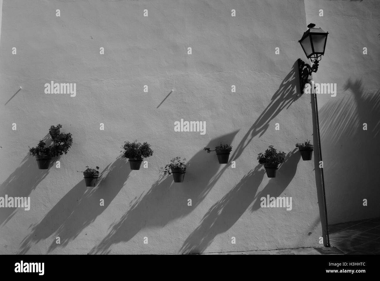 Cache-pots sur un mur blanc à Mijas Cota del sol Banque D'Images
