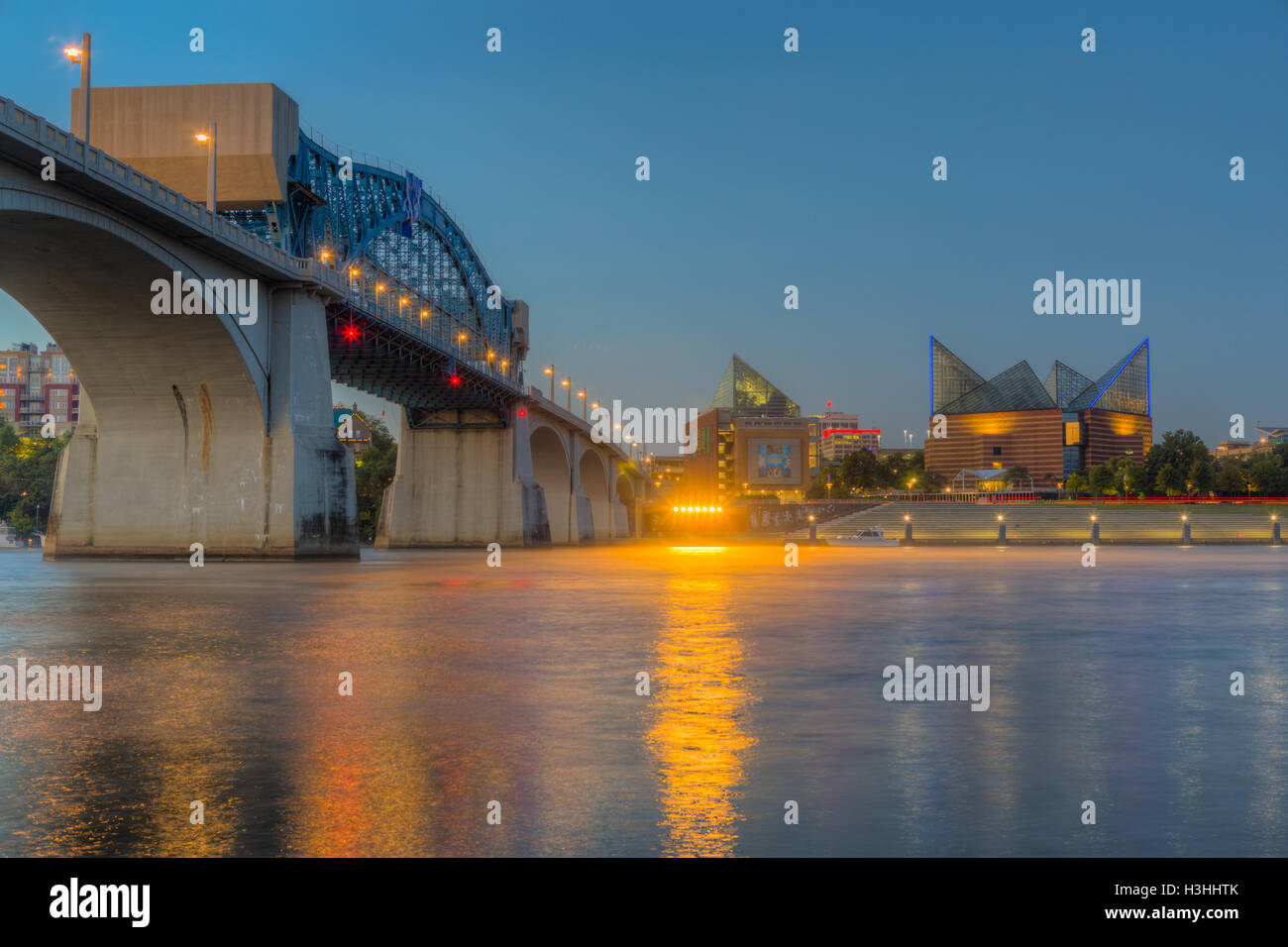 Le chef John Ross (Market Street) bridge et le Tennessee Aquarium sur la rivière Tennessee à l'aube à Chattanooga, Tennessee. Banque D'Images