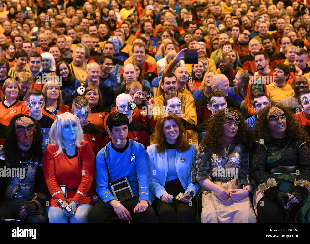 Environ 1 137 des adeptes dans une tentative de briser le record mondial Guinness pour le plus grand nombre de personnes en costumes de Star Trek dans un seul endroit au cours de la Star Trek Destination Europe convention au NEC de Birmingham. Le précédent record était de 1 063 personnes. Banque D'Images
