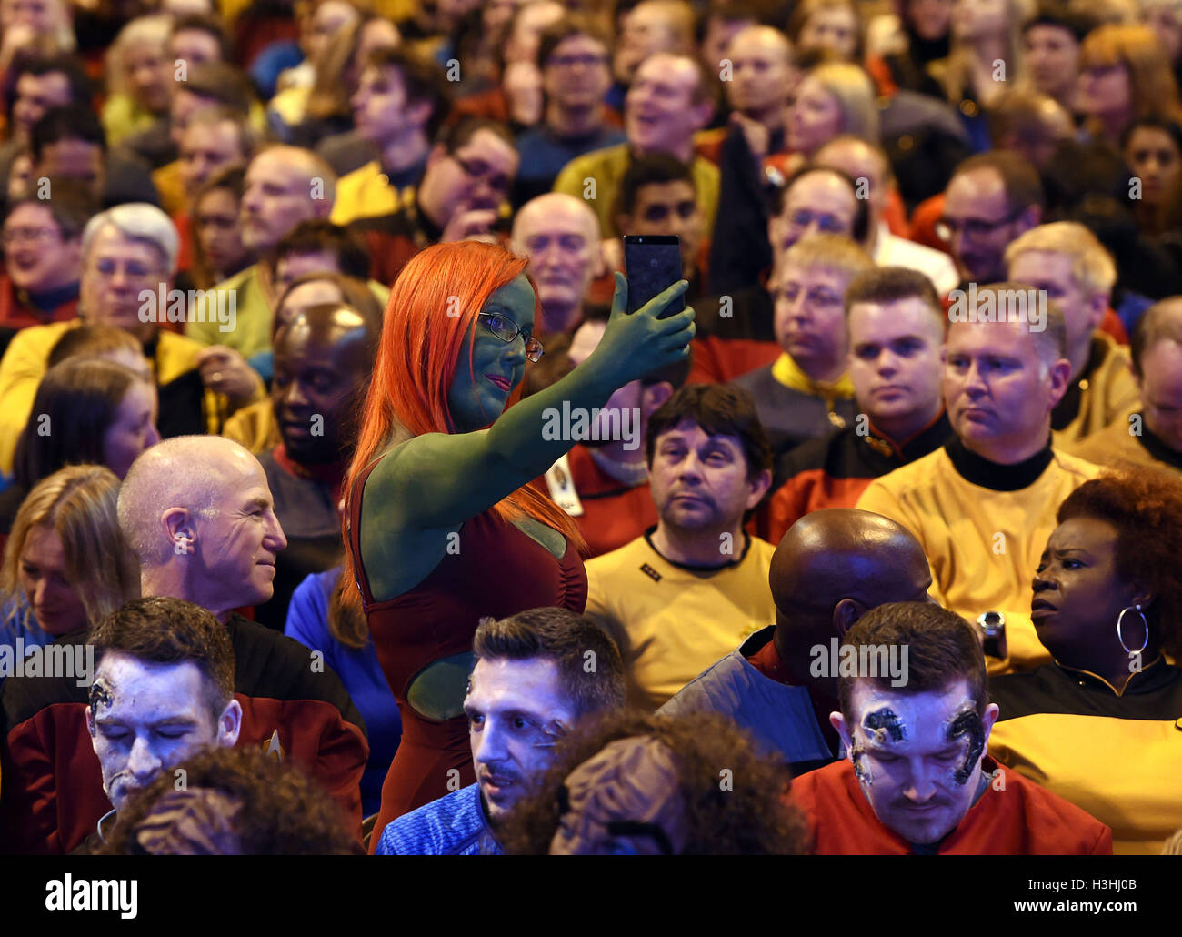 Une femme prend un car on estime que 1 137 selfies rassembler les amateurs dans une tentative de briser le record mondial Guinness pour le plus grand nombre de personnes en costumes de Star Trek dans un seul endroit au cours de la Star Trek Destination Europe convention au NEC de Birmingham. Le précédent record était de 1 063 personnes. Banque D'Images
