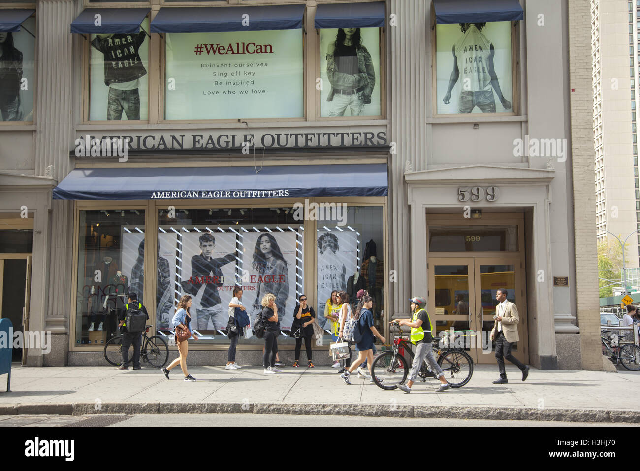 Les gens passent par un American Eagle Outfitters store le long de Broadway  dans le quartier Soho de la mode de la hanche de Manhattan Photo Stock -  Alamy