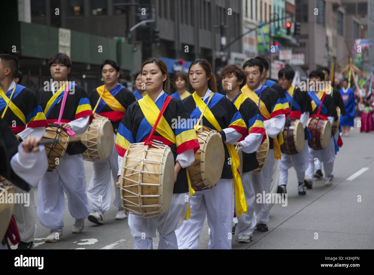 36e Congrès annuel et festival coréen Day Parade sur la 6e Avenue. dans la ville de New York. Tambours traditionnels coréens, effectuer sur la 6e Avenue à la parade avec canon batterie (buk) Banque D'Images