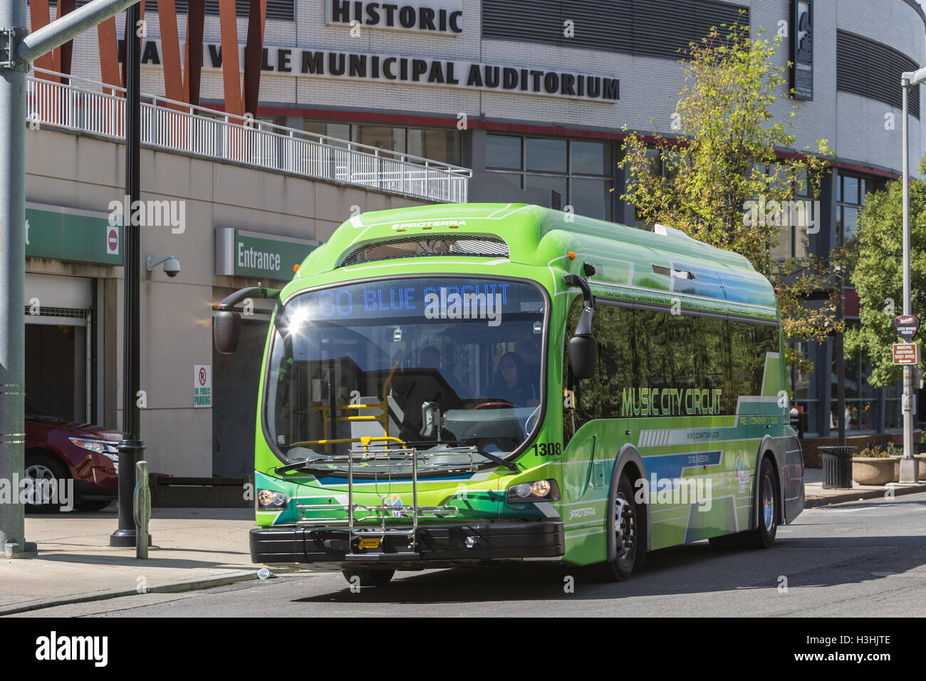 Une ville de la musique électrique circulateur Circuit bus quitte la gare de la musique Centre-ville de Nashville, Tennessee. Banque D'Images