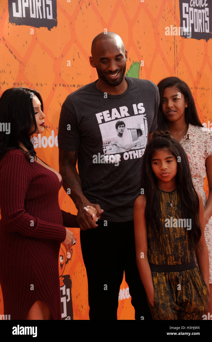 Kobe Bryant, épouse Vanessa Bryant, filles Gianna 'Gigi' Bryant et Natalia Bryant, ancien joueur de basket-ball NBA, arrivent au Nickelodeon 2016 KidsS' Choice Sports Awards, tapis orange au pavillon Pauley de l'UCLA le 14 juillet 2016 à Los Angles, Californie. Banque D'Images