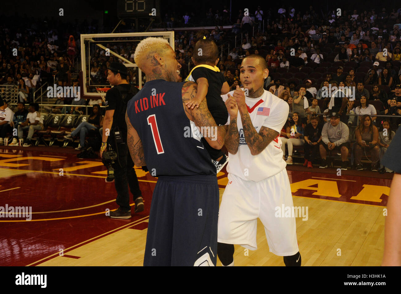 Kid Ink Et Chris Brown Partager Un Moment Avec Le Bebe De L Encre Pour Enfants A L Alimentation 16 106 All Star Celebrite Jeu De Basket Ball A L Usc Galen Center Le 11 Septembre