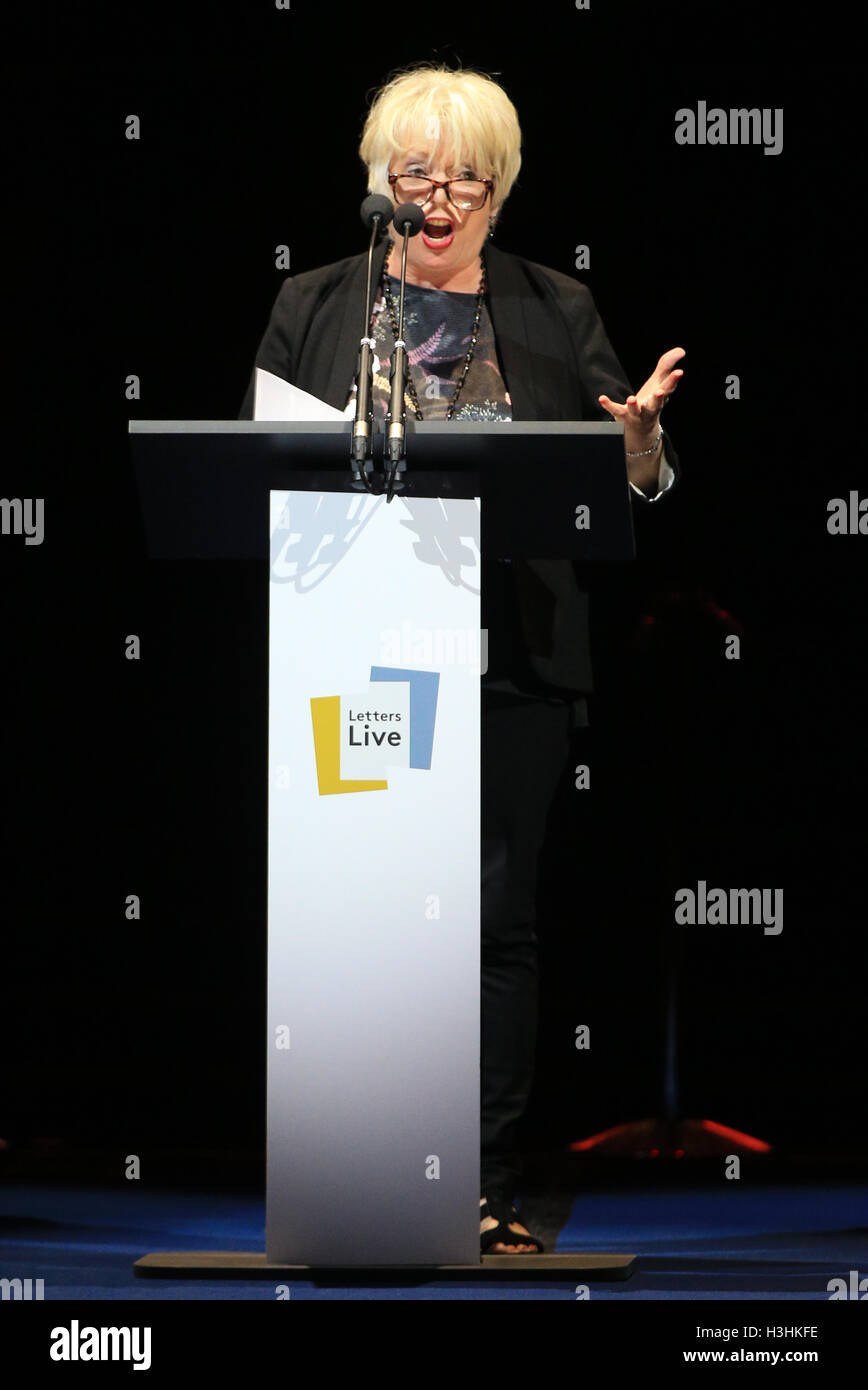 Alison Steadman lit une lettre au cours de la cinquième nuit des lettres Live series à le franc-maçon's Hall à Londres. Banque D'Images