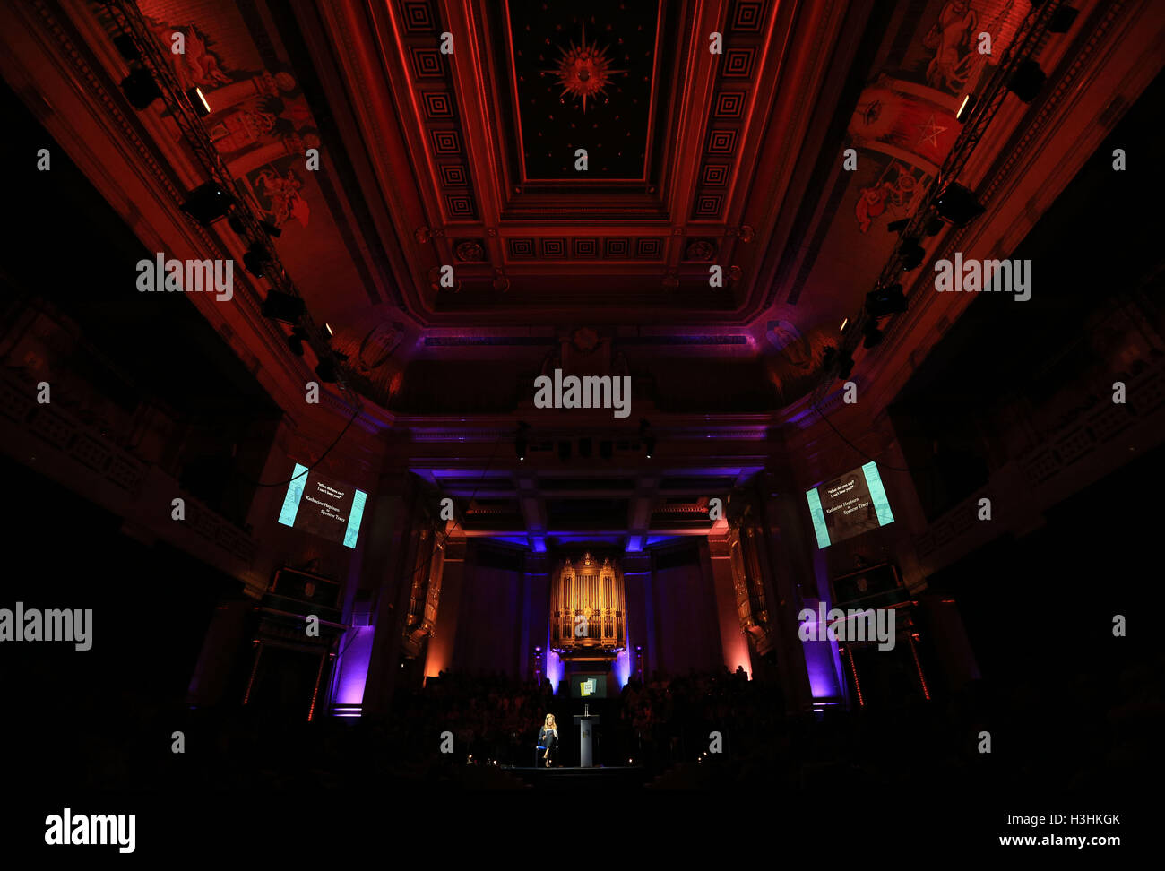 Natascha McElhone lit une lettre au cours de la cinquième nuit des lettres Live series à le franc-maçon's Hall à Londres. Banque D'Images