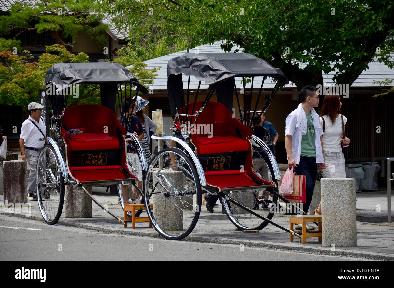 Location de vélo-taxi pour les Japonais et le voyageur étranger s'asseoir autour de la ville d''arashiyama le 12 juillet 2015 à Kyoto, Japon Banque D'Images