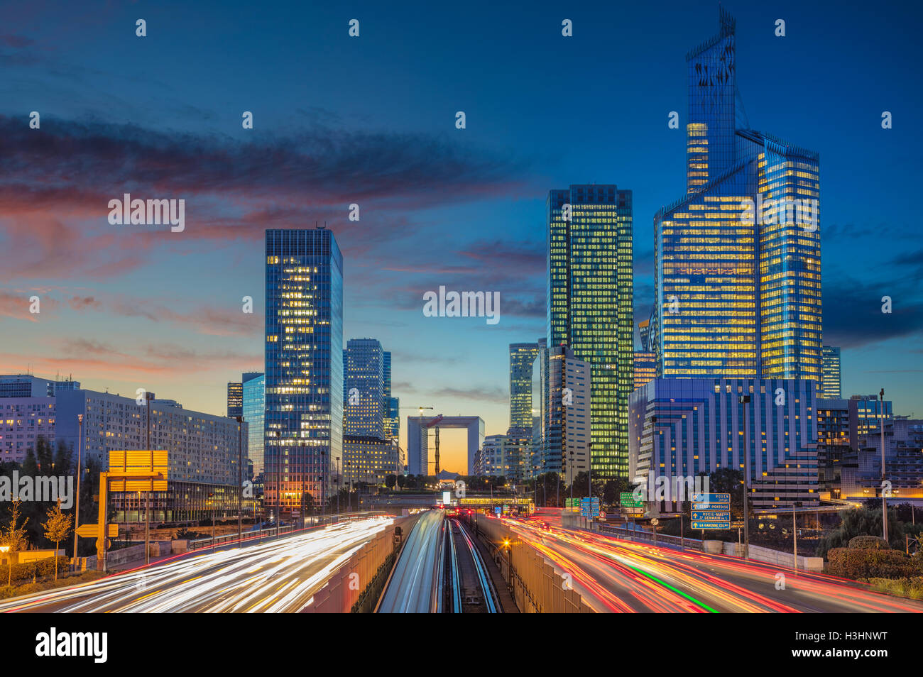 La Défense, Paris. Droit d'immeubles de bureaux dans la partie moderne de Paris- La Défense pendant beau coucher du soleil. Banque D'Images