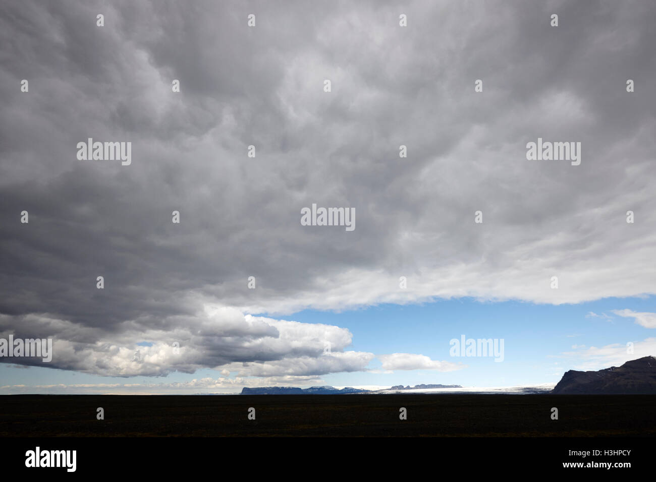 Des nuages de pluie et la météo/se déplacer sur ring road hringvegur dans toute la plaine sablonneuse de skeidararsandur Islande sud Banque D'Images
