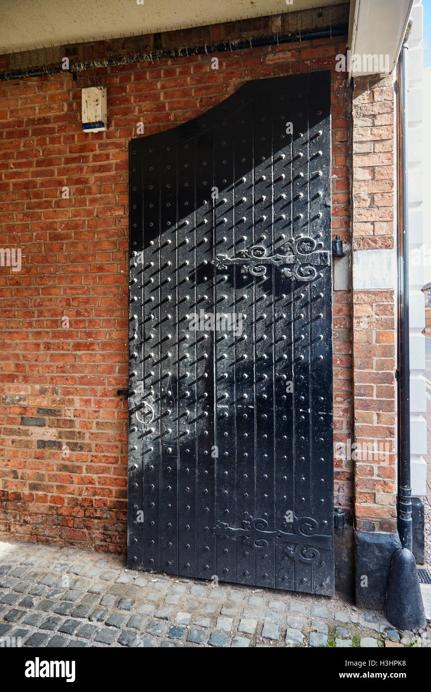 La porte cloutée à Nantwich, Cheshire Banque D'Images
