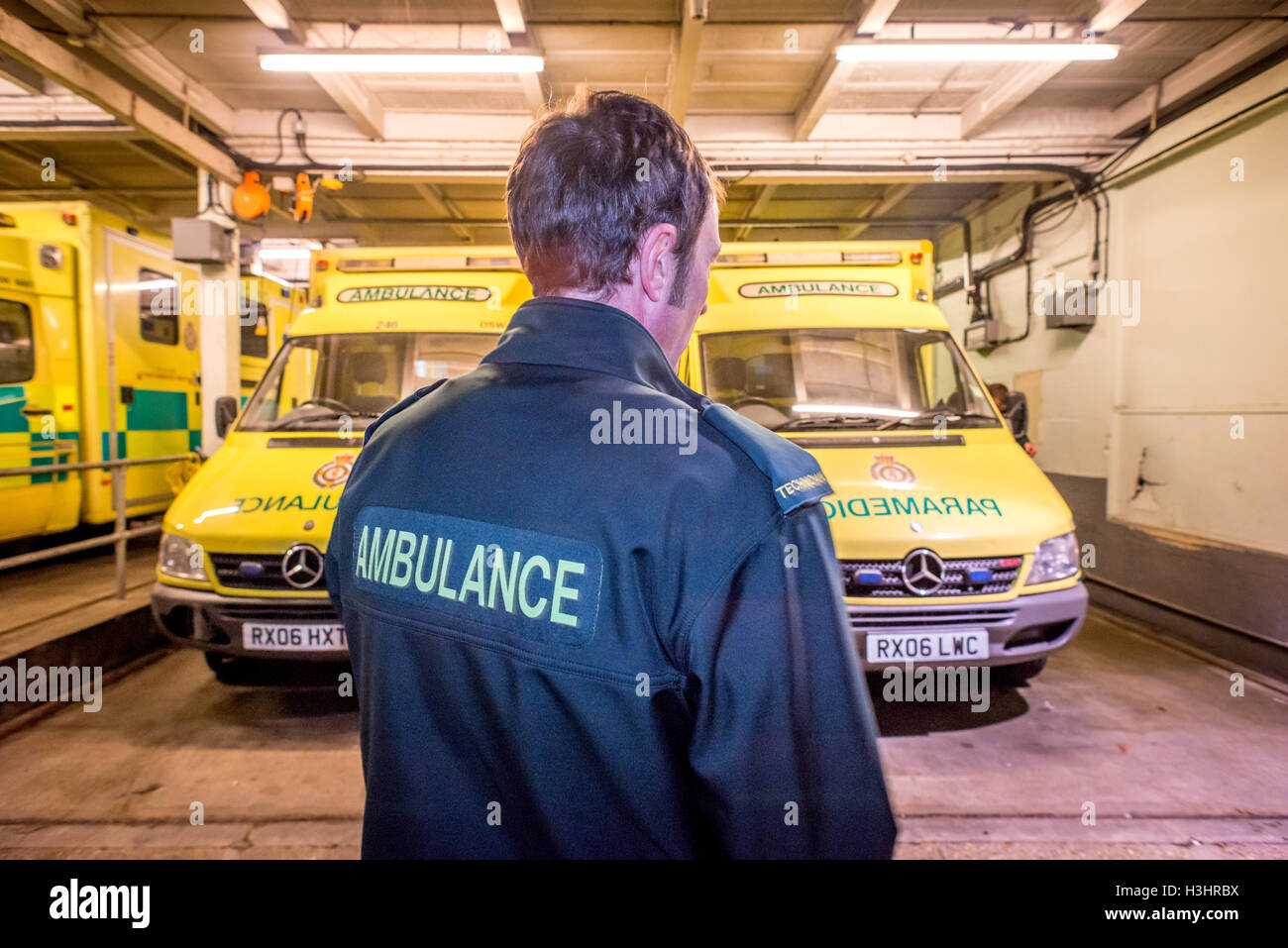 Les paramédics de Brighton en service le vendredi avant Noël. Technicien ambulancier Martin Dowle à l'Elm Grove Ambulance Stati Banque D'Images