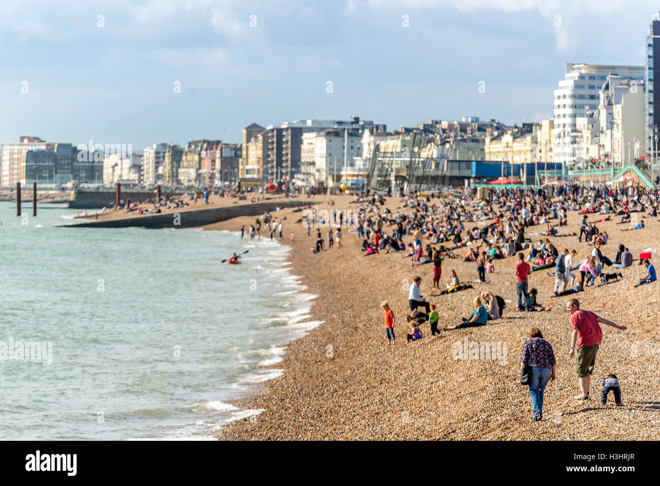 La plage de Brighton sur une chaude aprèsmidi d'automne Banque D