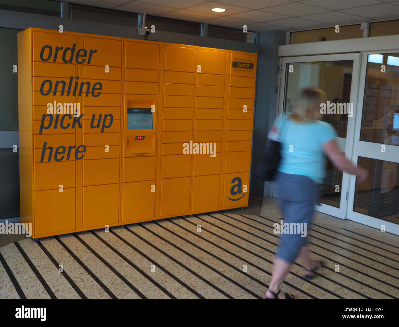 Une banque de casiers livraison Amazon Banque D'Images