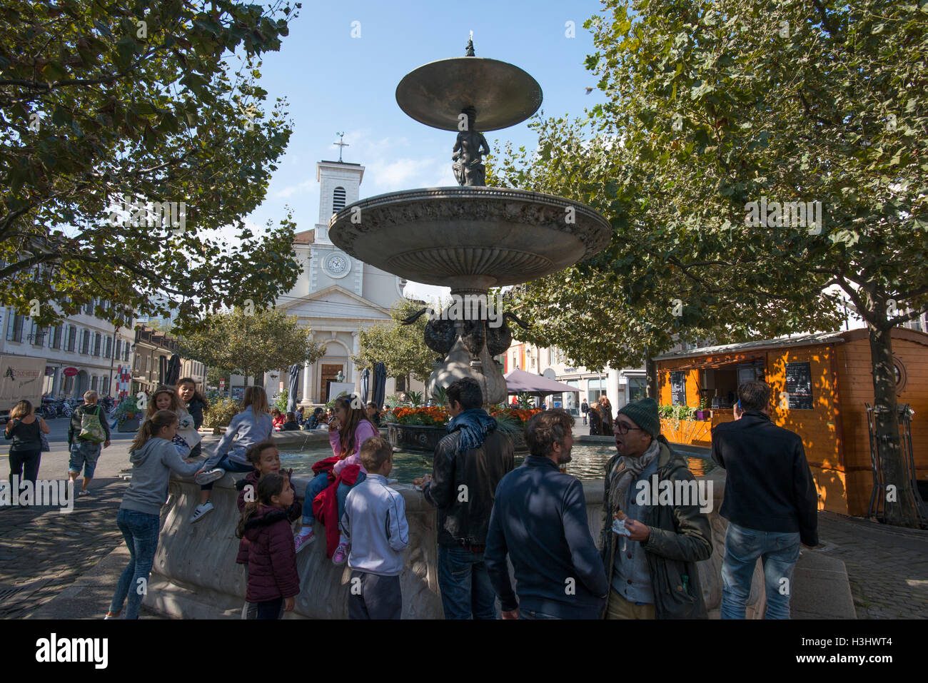 Les gens se rencontrent à la fontaine sur la Place du marché à Carouge, Genève, Suisse Banque D'Images