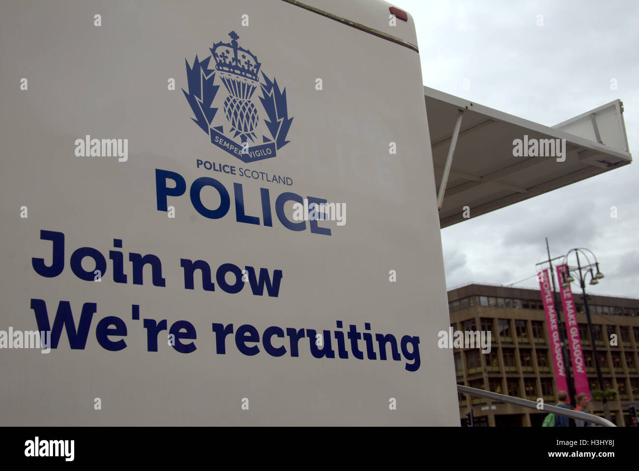 L'Ecosse sur les logos de la police recrutement véhicule et d'autre les gens à faire des bannières de Glasgow Banque D'Images