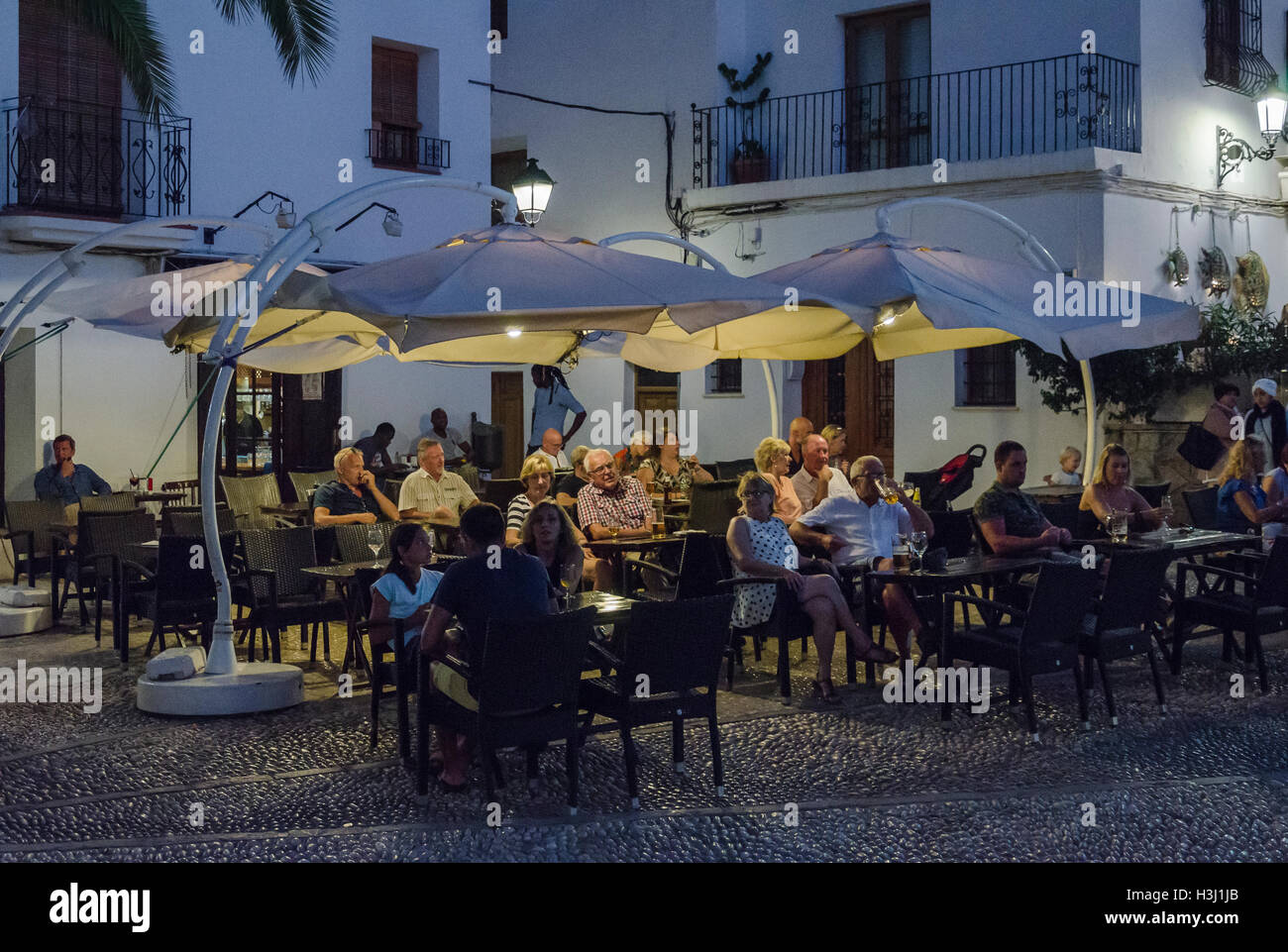Vue d'un bar terrasse dans une rue de village d'Altea, Alicante, Espagne du nord Banque D'Images