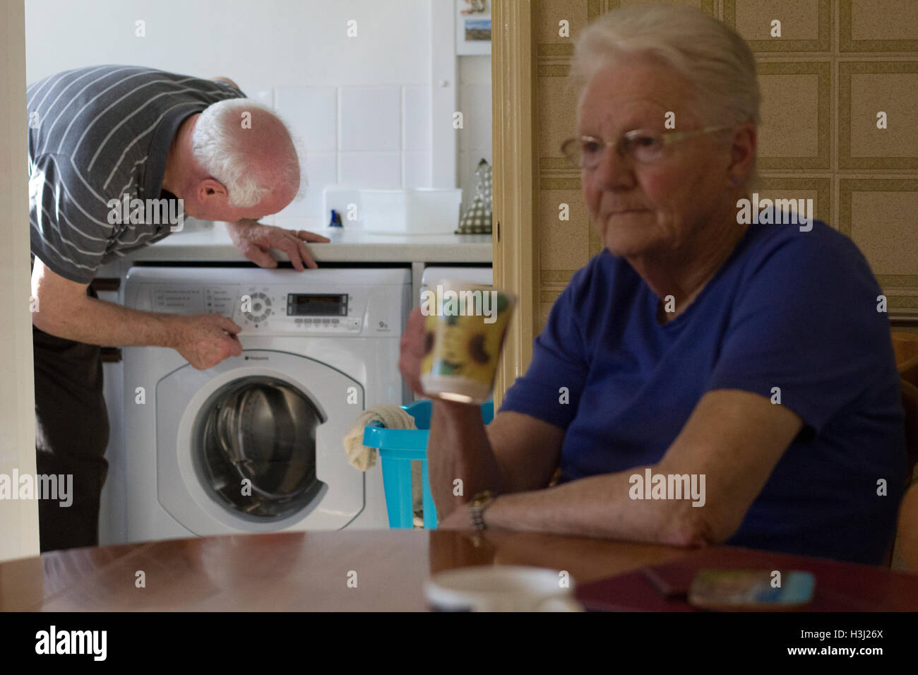 Holmes Chapel, en Angleterre.14 Mar 2016. Une femme est assise à table et d'un homme ressemble à un lave-linge. ©AimeeHerd Offres Banque D'Images