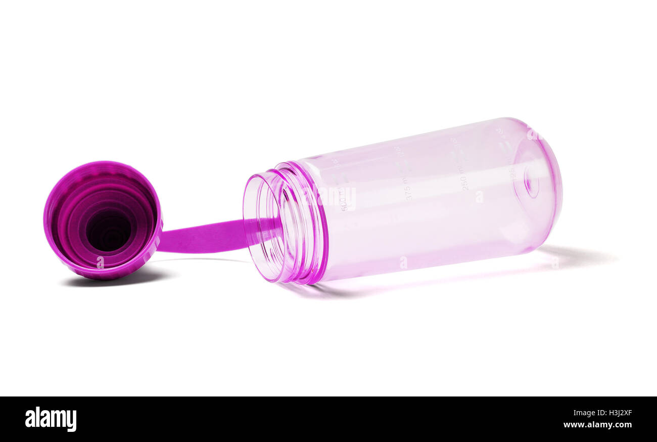 Ouvrir la bouteille d'eau vide et couché sur fond blanc Banque D'Images