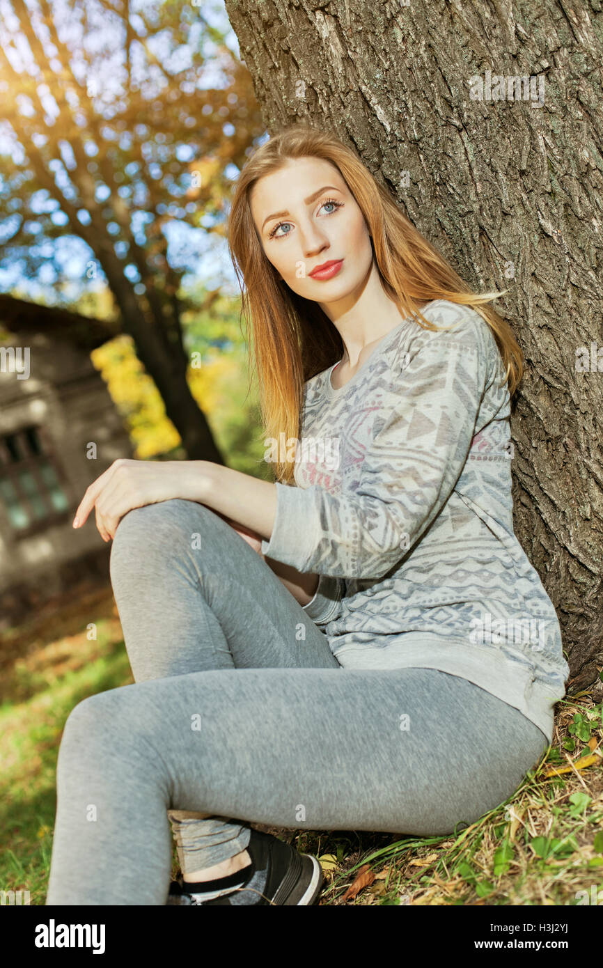 Belle jeune fille aux yeux bleus et aux cheveux blonds Banque D'Images