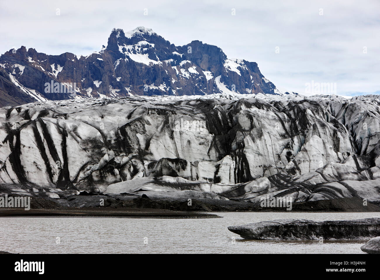 Couvert de cendres et de l'eau de fonte du glacier Skaftafell lagune glaciaire du parc national de Vatnajökull en Islande Banque D'Images Couvert de cendres et de l'eau de fonte du glacier Skaftafell lagune glaciaire du parc national de Vatnajökull en Islande Banque D'Images