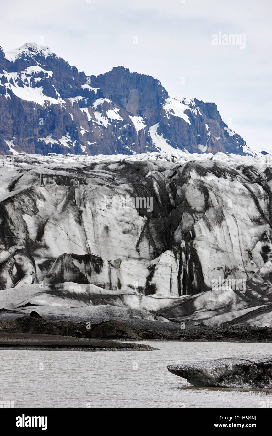 Couvert de cendres et de l'eau de fonte du glacier Skaftafell lagune glaciaire du parc national de Vatnajökull en Islande Banque D'Images Couvert de cendres et de l'eau de fonte du glacier Skaftafell lagune glaciaire du parc national de Vatnajökull en Islande Banque D'Images