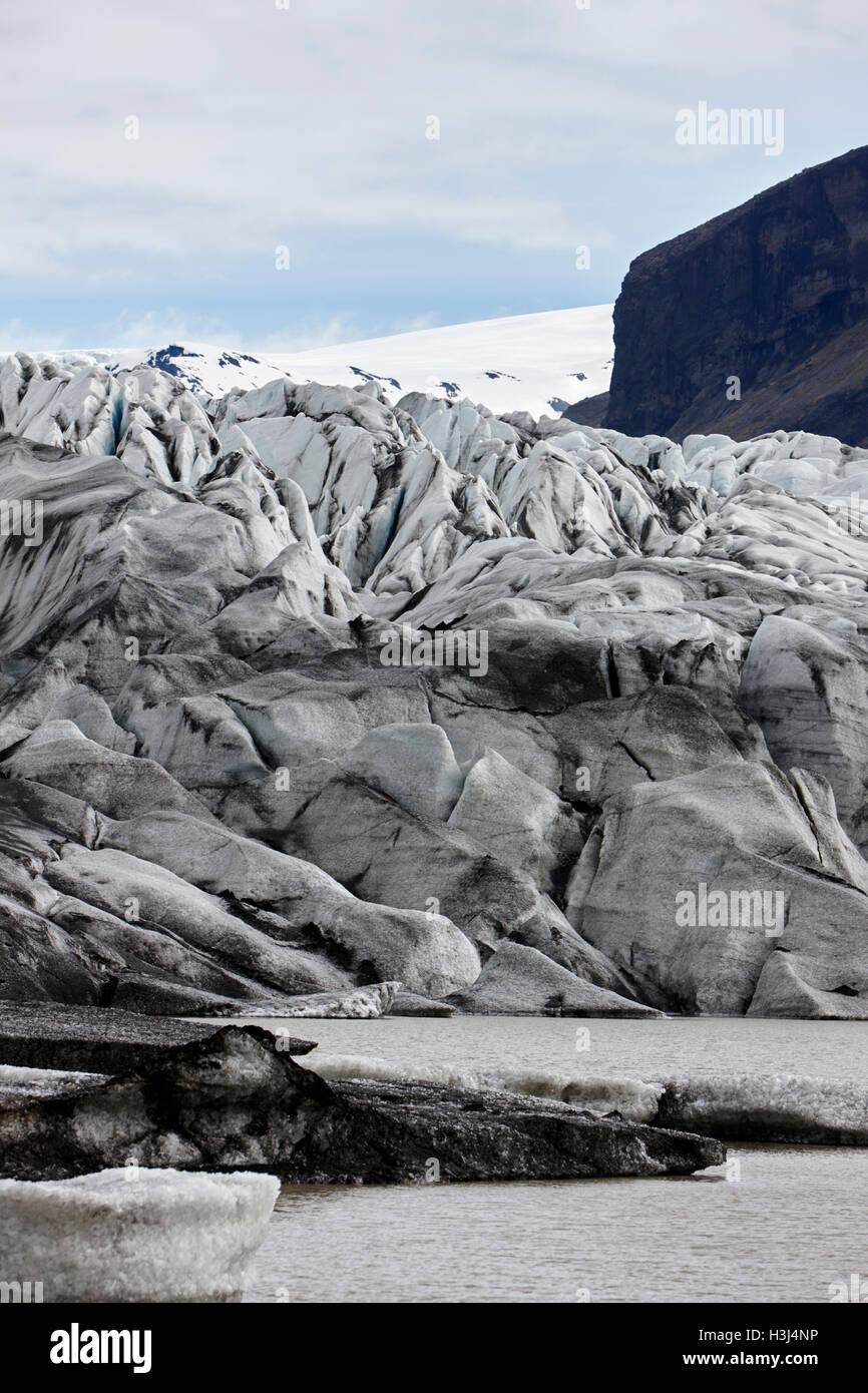 Couvert de cendres et de l'eau de fonte du glacier Skaftafell lagune glaciaire du parc national de Vatnajökull en Islande Banque D'Images Couvert de cendres et de l'eau de fonte du glacier Skaftafell lagune glaciaire du parc national de Vatnajökull en Islande Banque D'Images