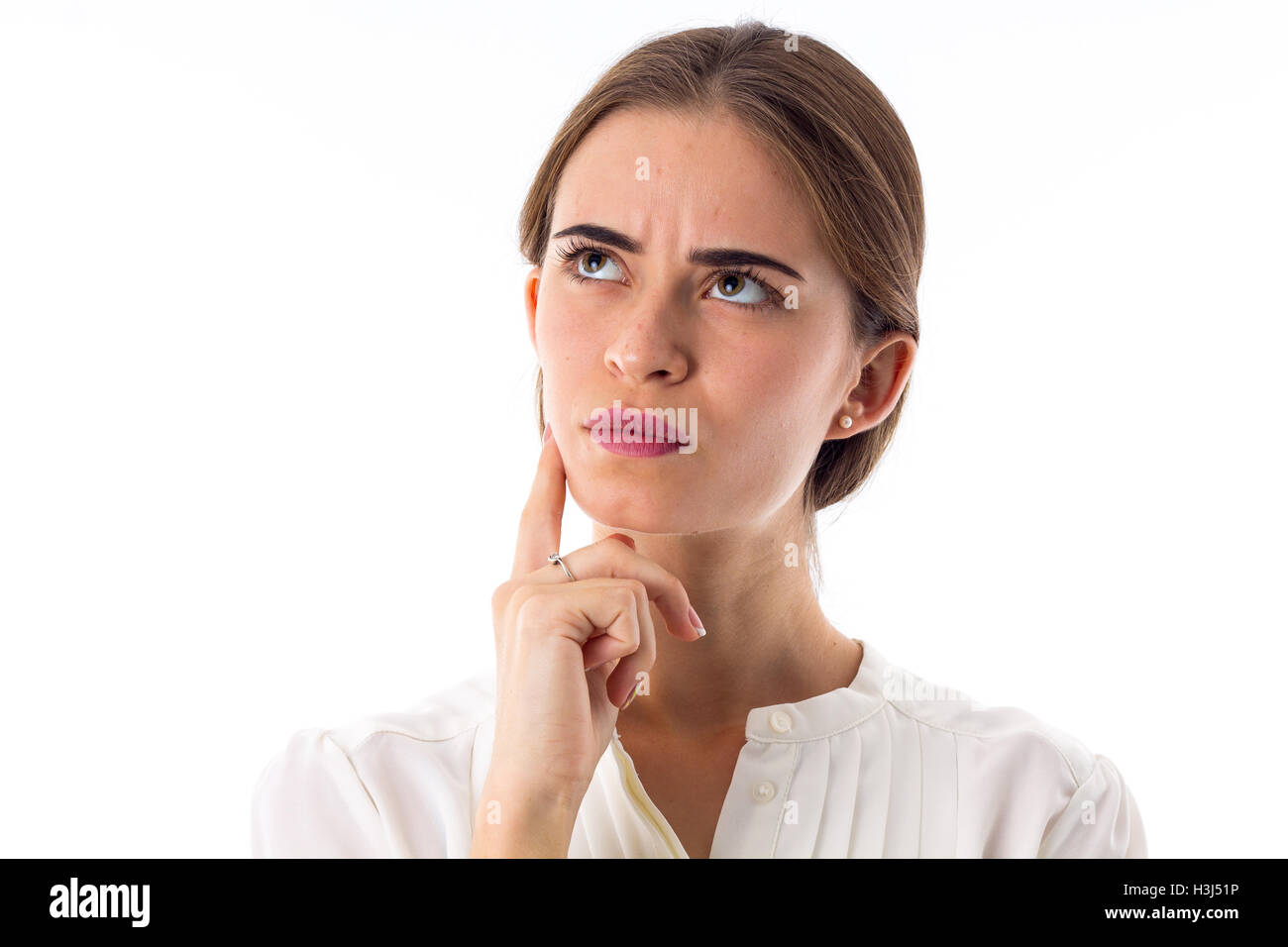Jeune femme en blouse blanche seroius penser Banque D'Images