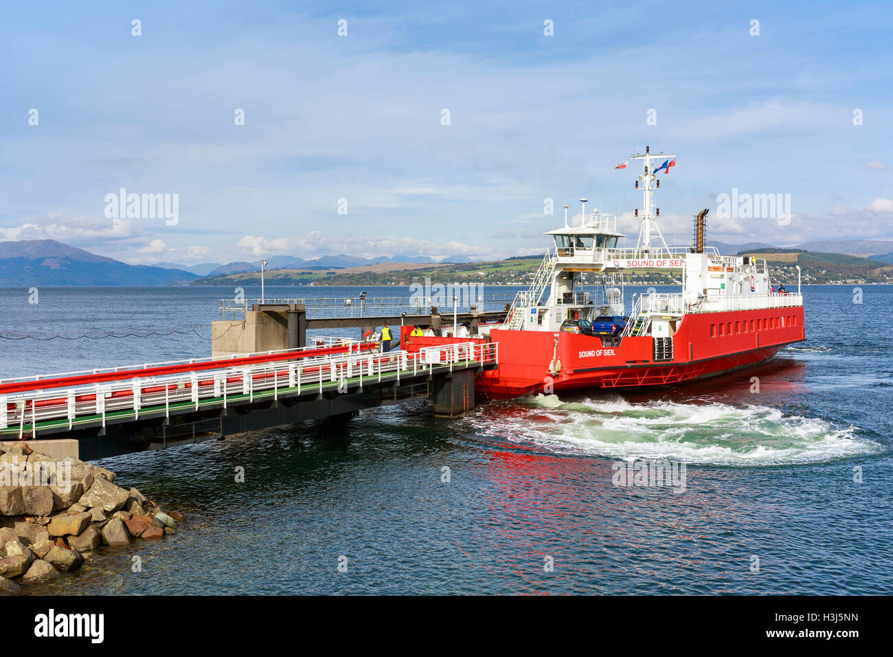 Seil de 'Son', 'Western Ferries car ferry, quitter le quai à Gourock près de Glasgow sur le Firth of Clyde Banque D'Images