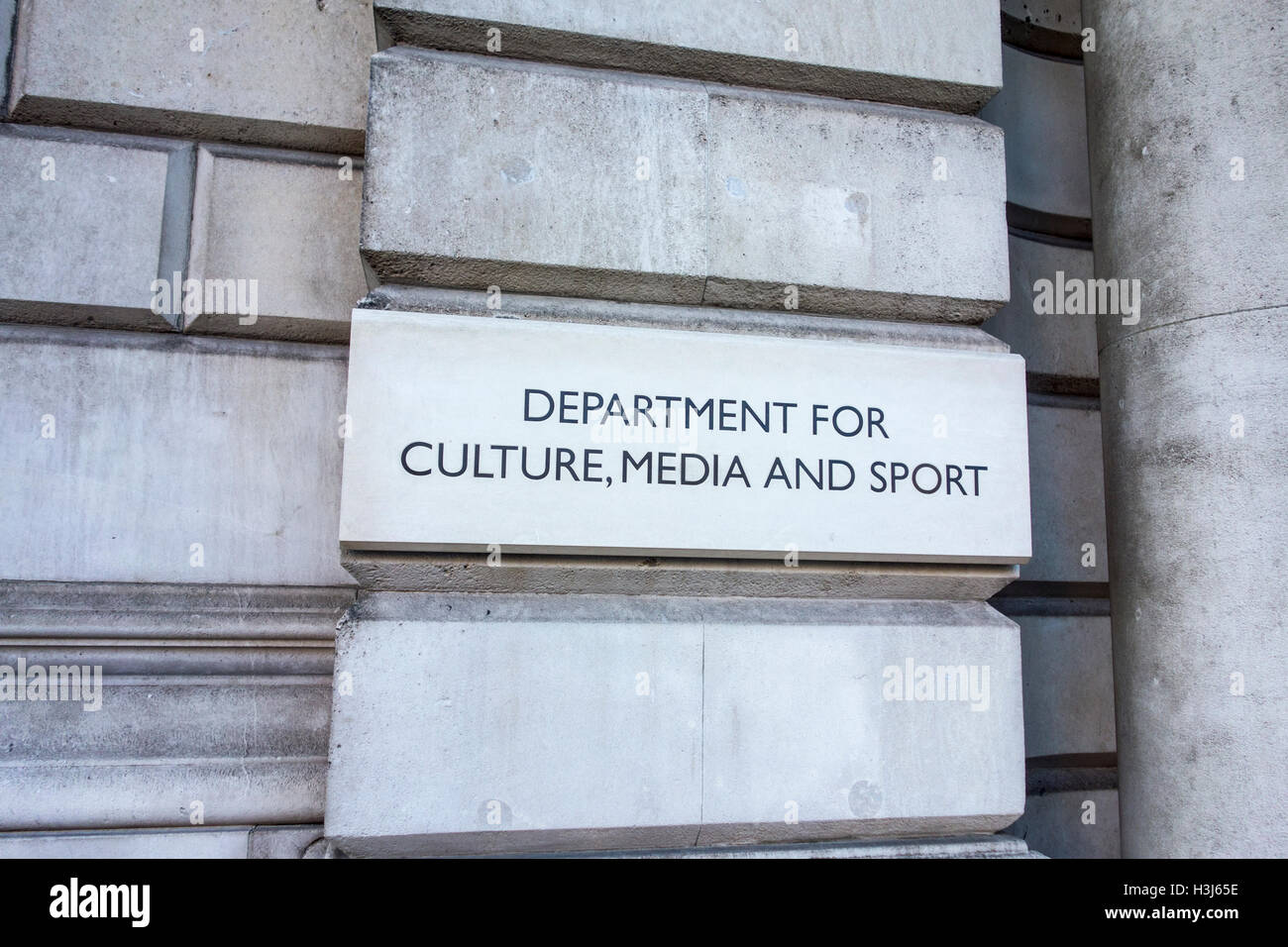 Inscrivez-vous à l'extérieur du Ministère de la Culture, des médias et du Sport. Whitehall, Londres, UK Banque D'Images