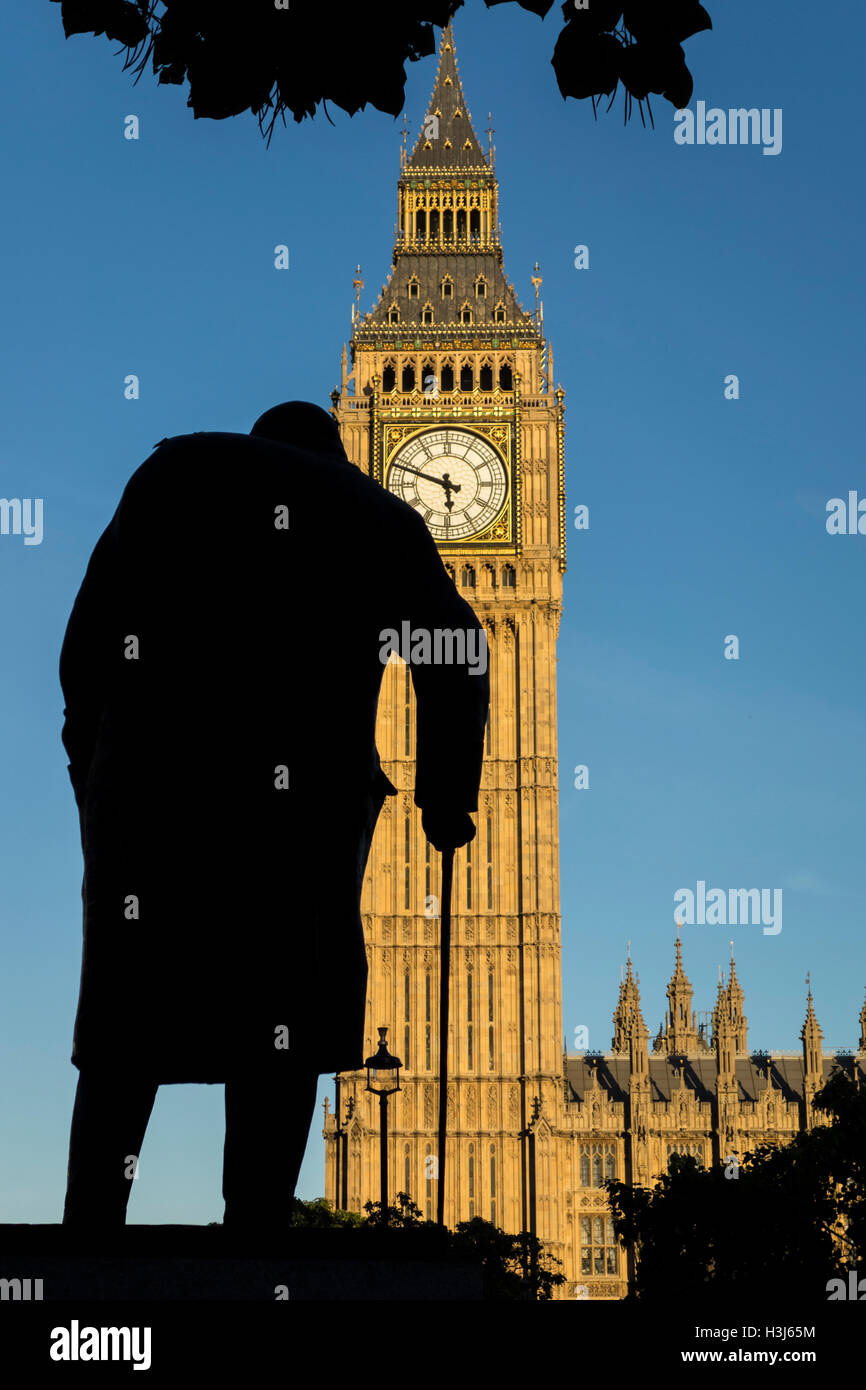 Statue de Sir Winston Churchill par Ivor Roberts-Jones. La place du parlement, Londres, UK Banque D'Images